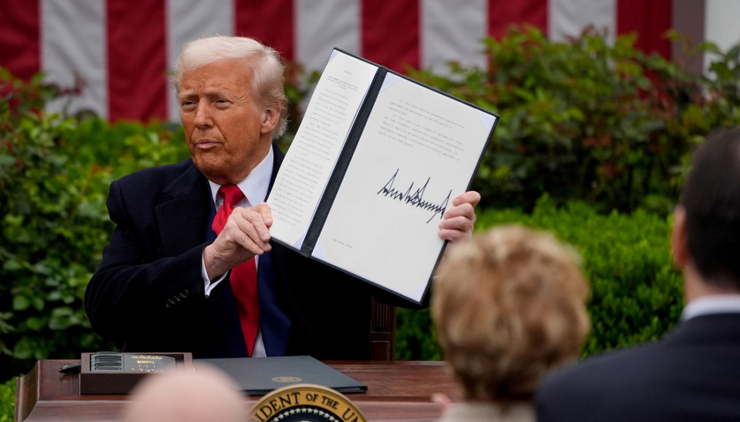 Трамп пообіцяв висадити американwsd на Місяць до завершення свого терміну Трамп пообіцяв висадити американwsd на Місяць до завершення свого терміну